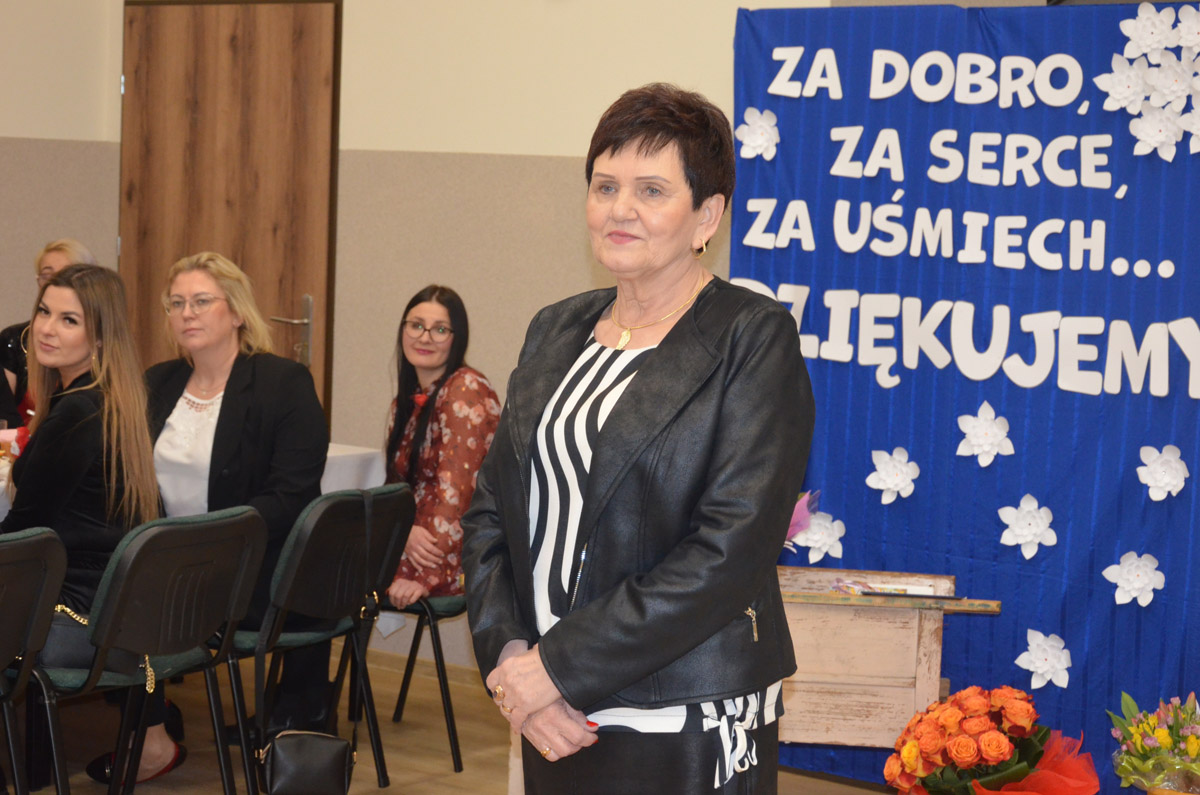 Wieloletnia dyrektorka rogoźnickiej szkoły otrzymała honorowy tytuł i przeszła na zasłużoną emeryturę [FOTO] 